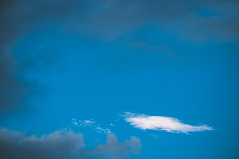 黒い雲に包まれた青空の写真