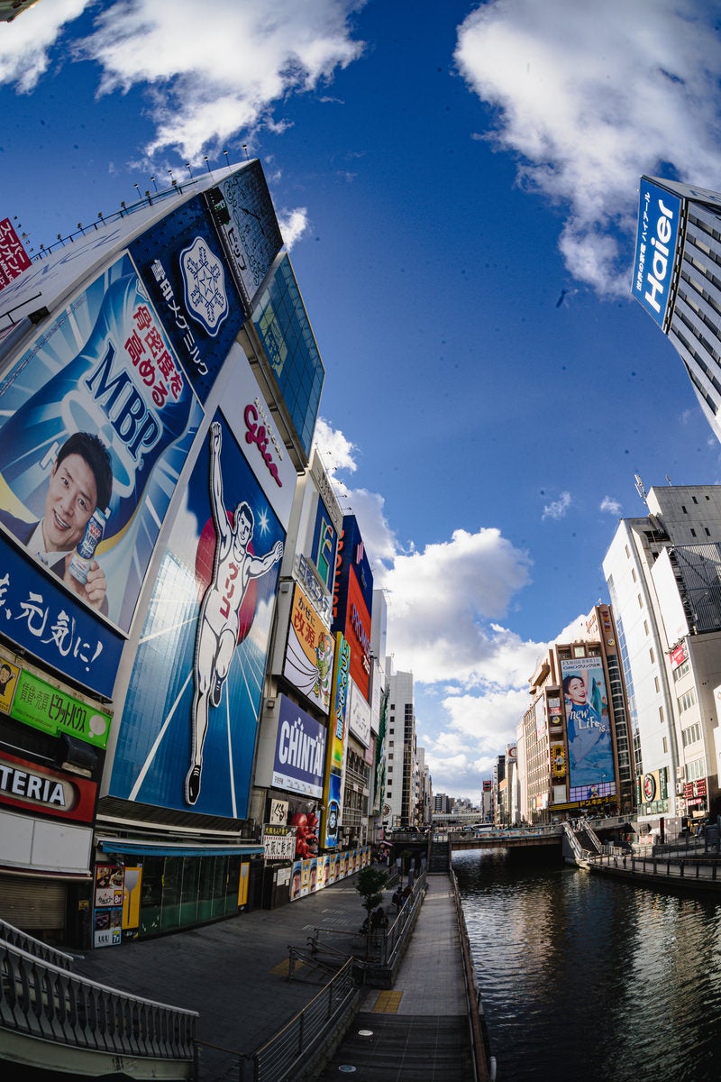 青い空と道頓堀遊歩道の写真