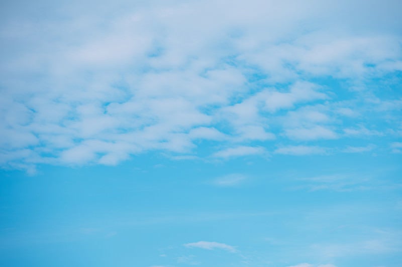 よく晴れた空と雲の写真