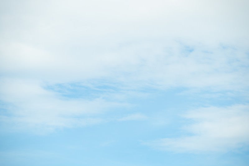 青い空に雲がかかるの写真