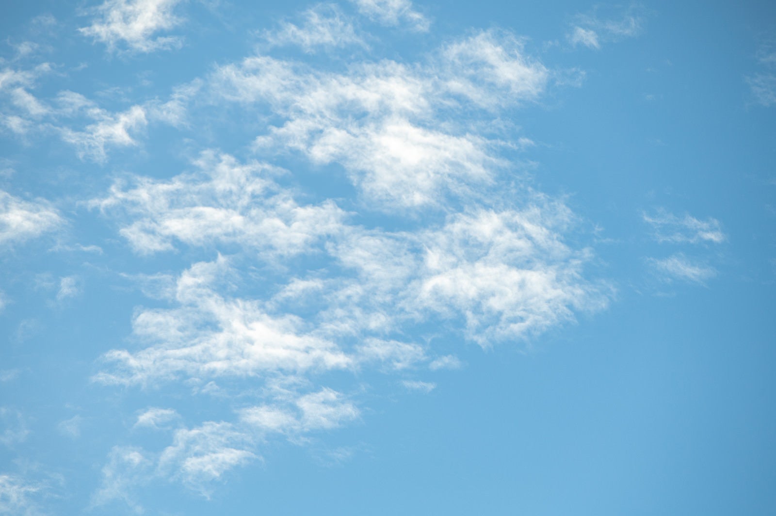 「晴れた空に雲が出てきた」の写真