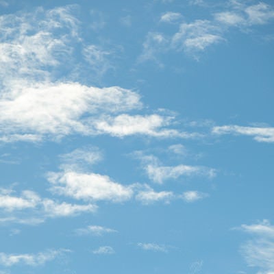 見上げた空と雲の写真