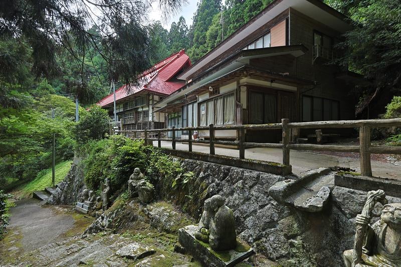 東堂山満福寺の建物の写真