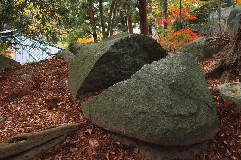 岩角寺の割れた巨石の写真