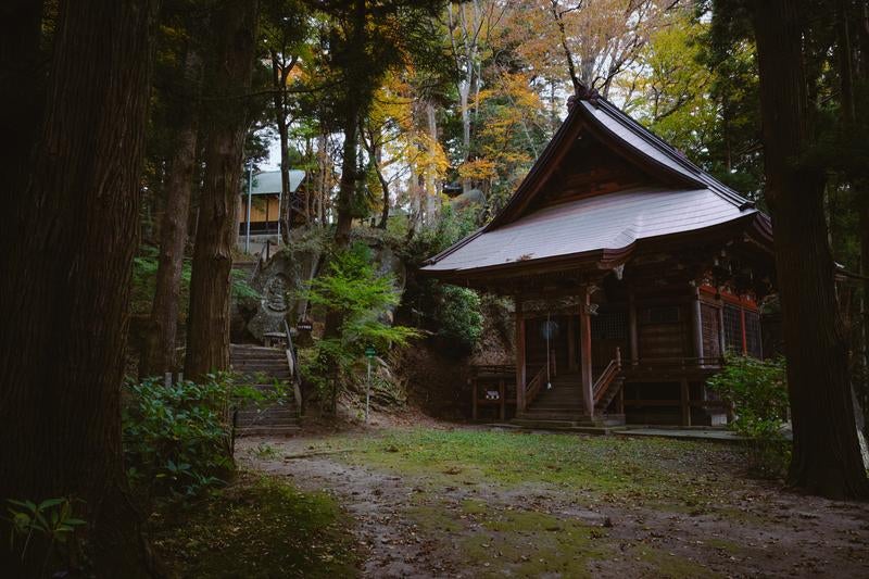 岩角寺の静寂な那智観音堂の境内美の写真