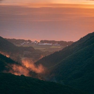 夕焼けの御霊櫃峠から眺める猪苗代湖方面の写真