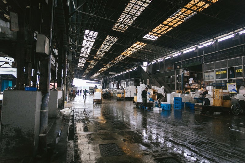 築地市場内（水産物部仲卸売場前）の写真