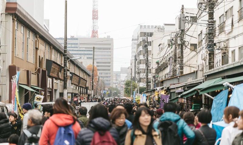 人で溢れる築地場外市場の写真