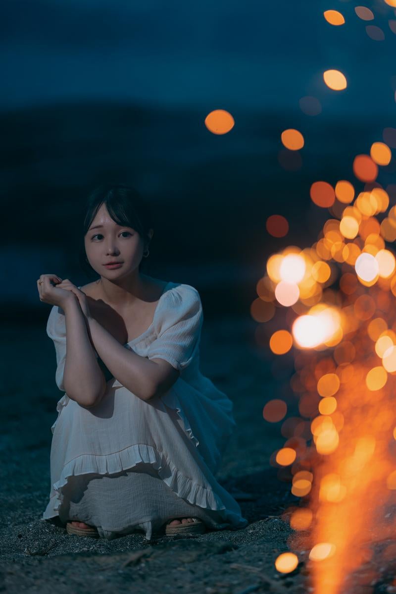 砂浜で花火を楽しむ女性の写真