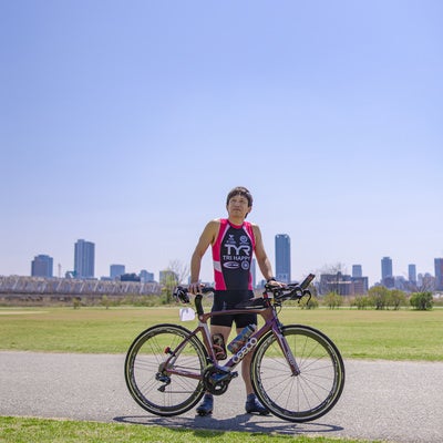 競技用のバイクとトライアスロンの選手の写真