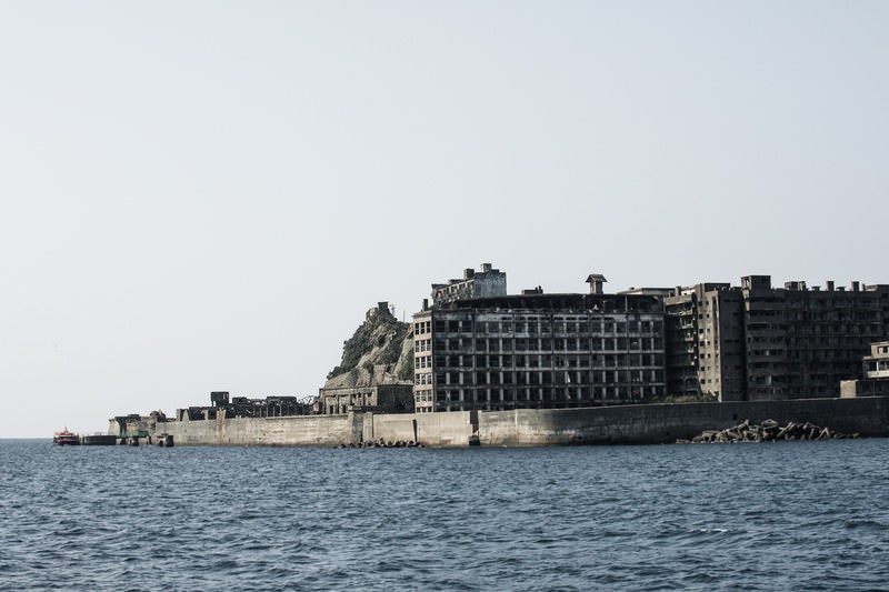 船から見る軍艦島（端島保育園跡・70号棟端島小中学校跡）の写真