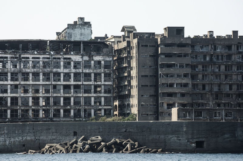 海上から見る軍艦島（70号棟端島小中学校跡・端島保育園跡）の写真