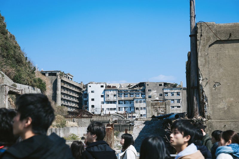 軍艦島の第一見学広場の景観とツアーの観光客の写真