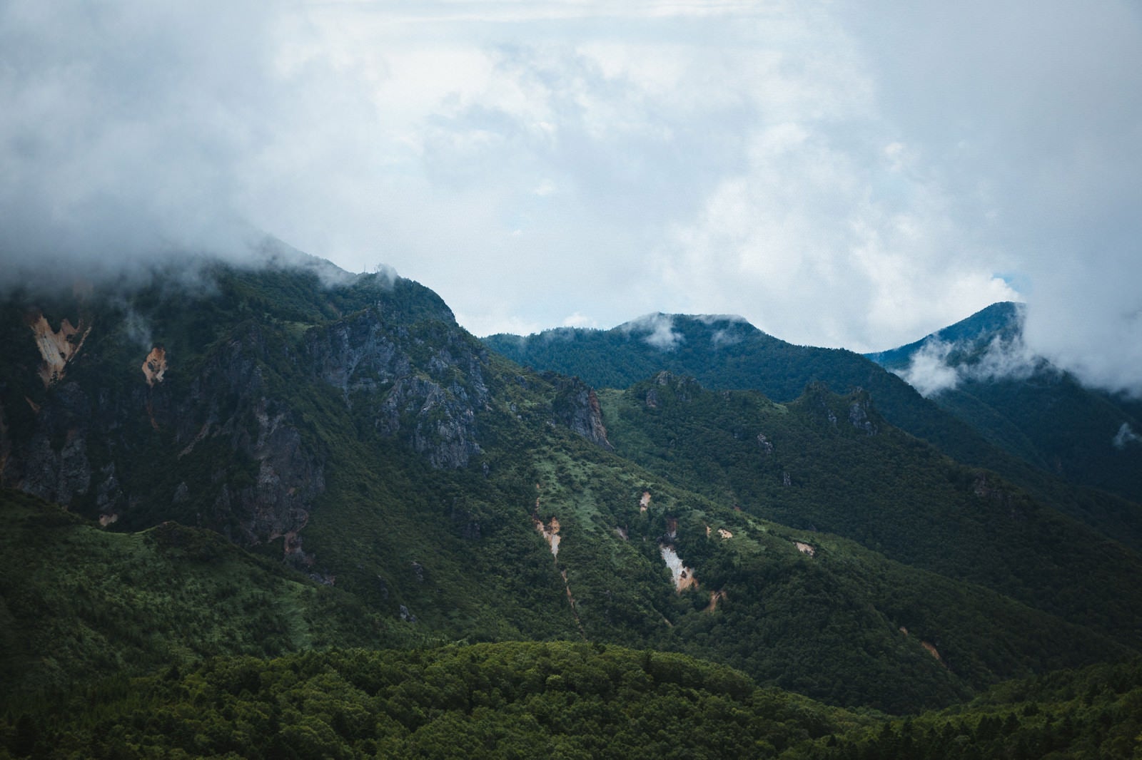 「破風岳に連なる山（毛無峠から撮影）」の写真