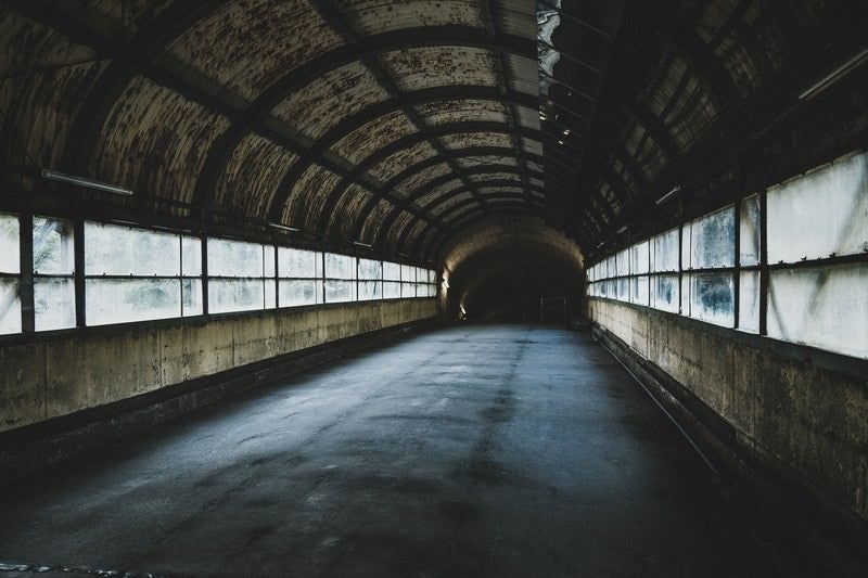 古びたアーチ状の天井がある通路（土合駅）の写真