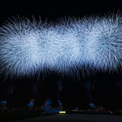 同時に炸裂する打上花火の写真