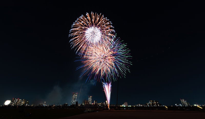 目の前に打ち上がる花火の写真