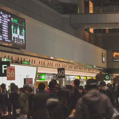 混雑する羽田空港の写真