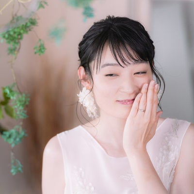 ご覧ください、こちらが結婚指輪です（ニヤニヤの写真