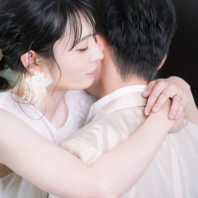 新郎を抱きしめる新婦の写真