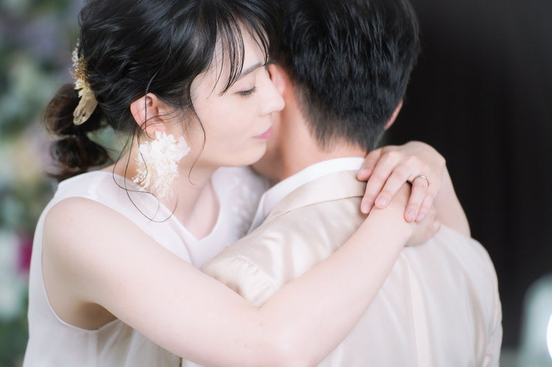 新郎を抱きしめる新婦の写真