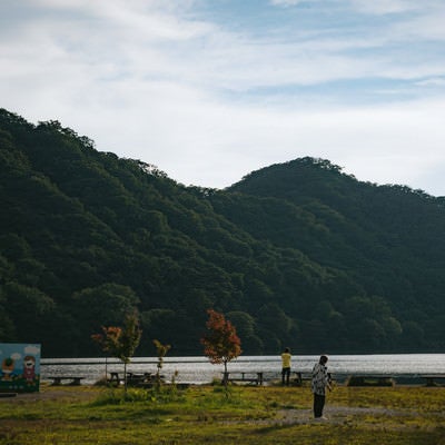 夕暮れ時の榛名湖の写真