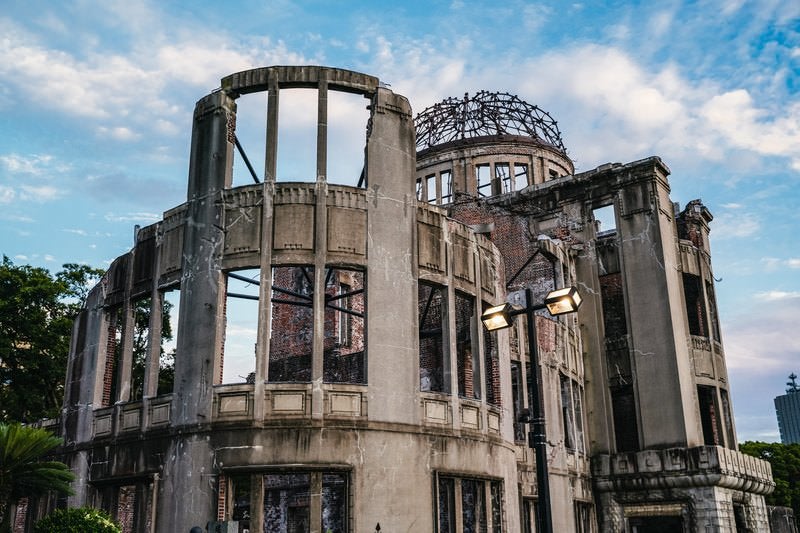 原爆ドームから見える空の写真