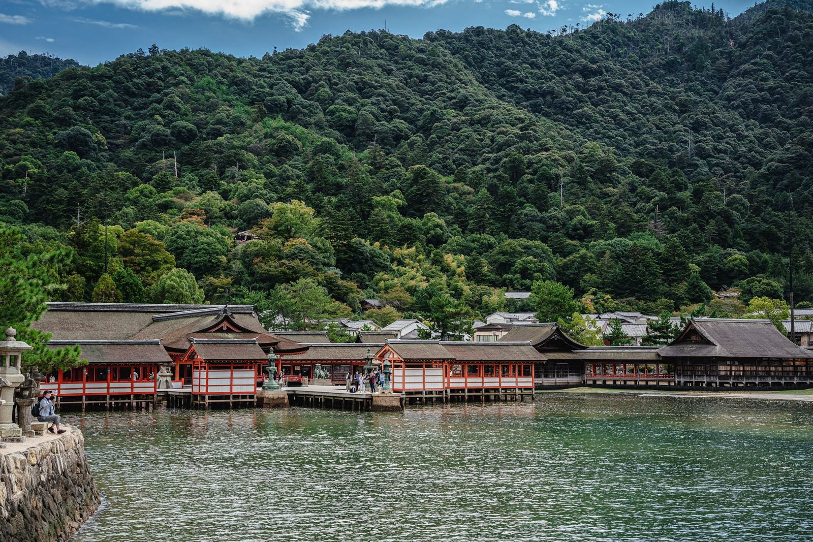 「厳島神社境内の様子」の写真