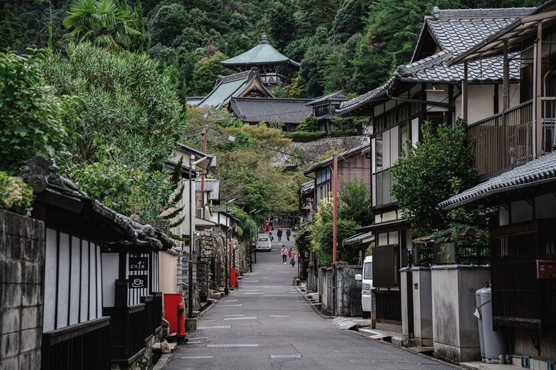 緩やかな登坂と街並みの写真