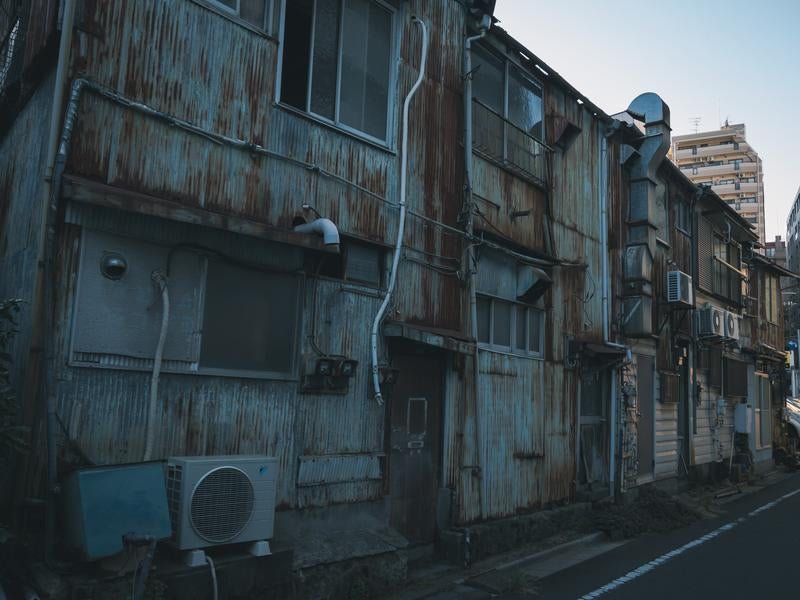 立ち並ぶ古いトタンの建物の写真