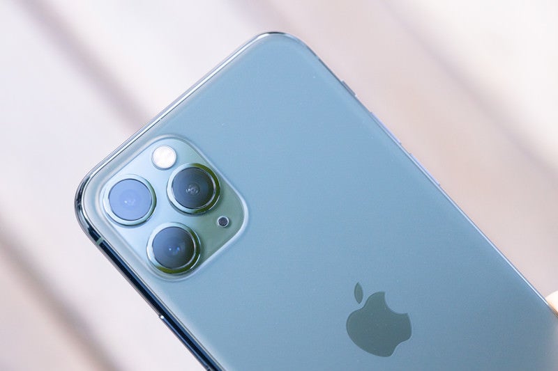 iPhone 11 Pro ミッドナイトグリーンとトリプルカメラの写真