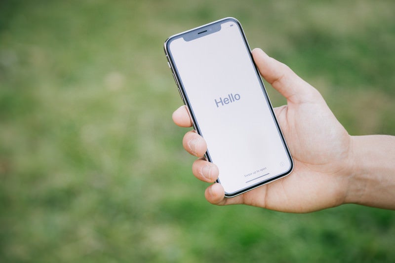 スマホに画面に表示された「Hello」の文字の写真