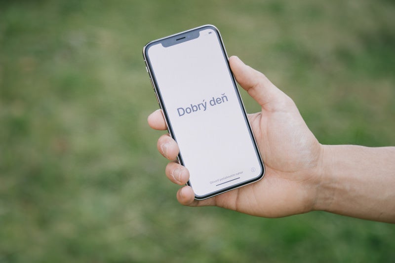 スマホに画面に表示された「Dobrý den」の文字の写真