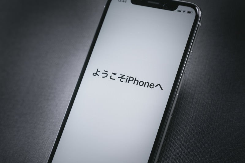 「ようこそ iPhone へ」と表示された iPhone Xの写真