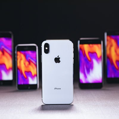 iPhone X の背面と待受設定した他の iPhoneの写真