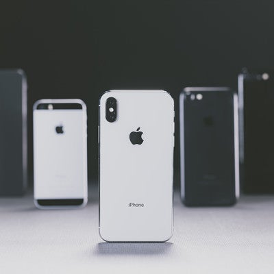 iPhone X と並べられた別モデルの iPhoneの写真