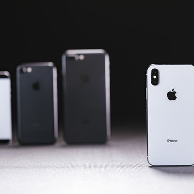 旧モデルの iPhone と最新の iPhone X を並べるの写真