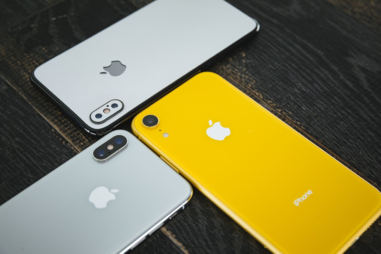 「iPhone XS と iPhone XR 」の写真