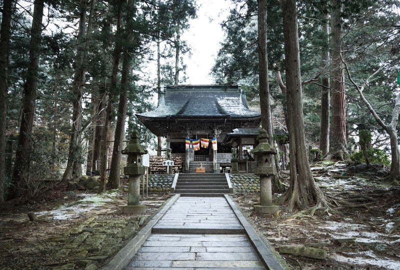 雪が舞う平泉中尊寺 弁慶堂の写真