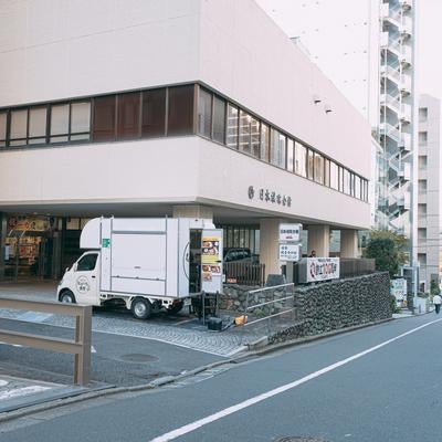 囲碁の歴史が息づく囲碁の総本山「日本棋院」前の帯坂の道の素材