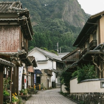 険しい山々がそびえ立つ伊万里市の大川内山の写真