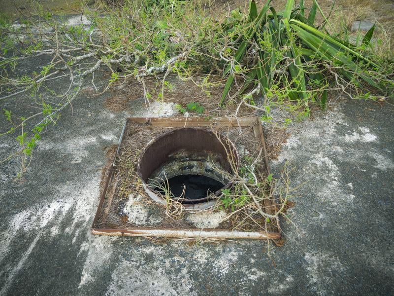 米軍IWOパブ屋上穴の写真