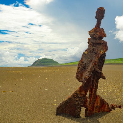 翁浜の沈船の舵部より摺鉢山を望むの写真