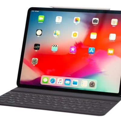 側面にApple pencilを装着させた12.9インチ iPad Pro 2018の写真