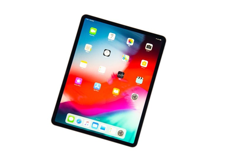 傾けたタブレット端末（12.9インチ iPad Pro 2018）のホーム画面の写真