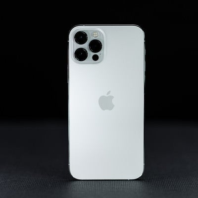 iPhone12の背面の姿の写真