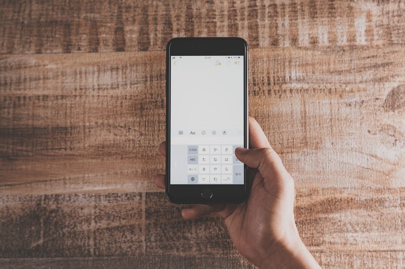 iPhone の片手用キーボードを操作する様子の写真