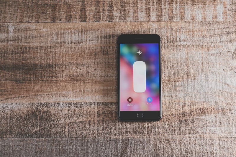 iPhone 8 の明るさ調整画面の写真