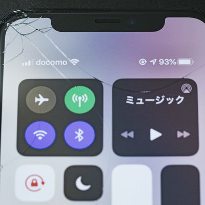 iPhoneの角を落として破損させるの写真