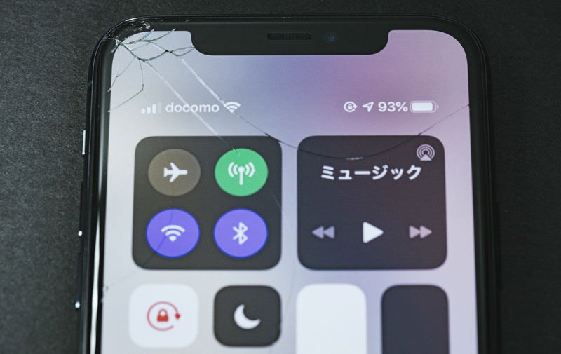 iPhoneの角を落として破損させるの写真